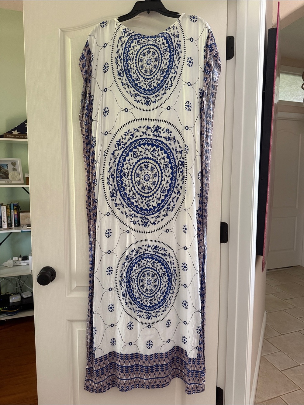 Cupshe Blue and White Mandala Wall Tapestry - Picture 4 of 4